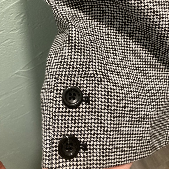 Ann Taylor
12P Capris
Houndstooth black/white - Picture 3 of 6